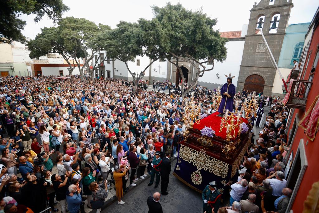 La procesión con nazarenos vibra en Vegueta