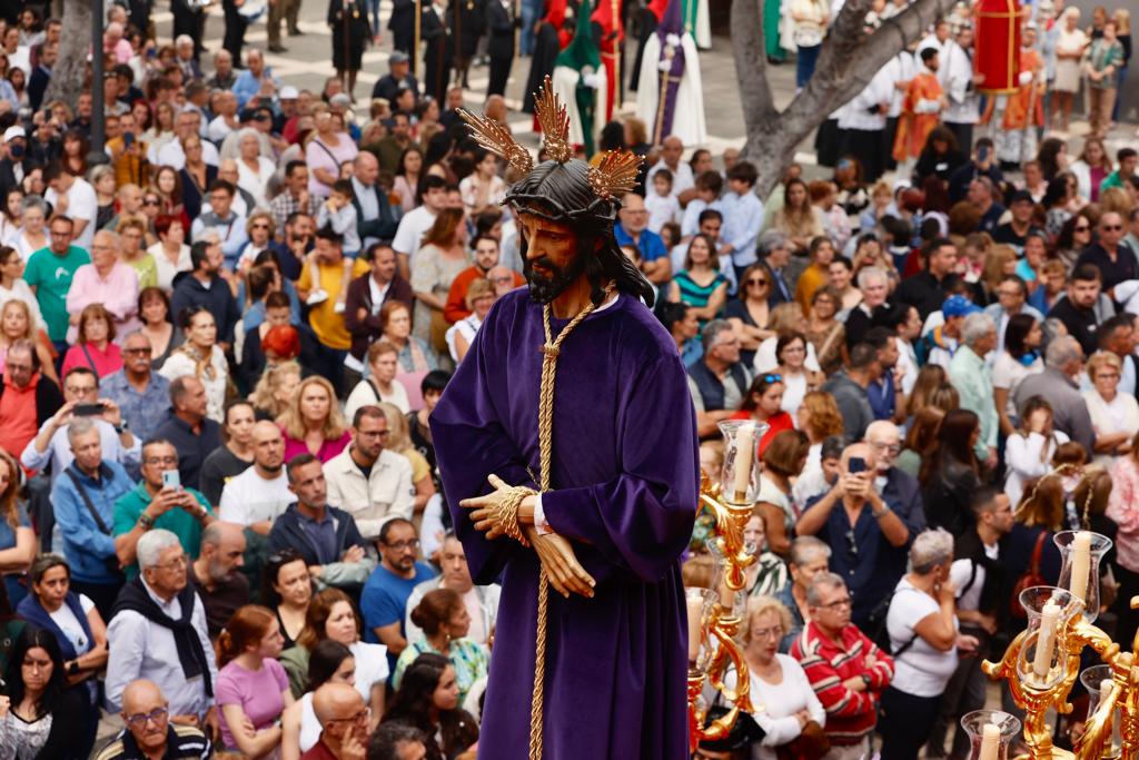 La procesión con nazarenos vibra en Vegueta
