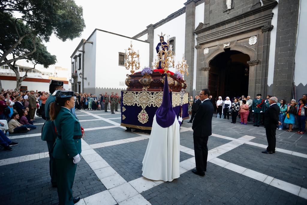 La procesión con nazarenos vibra en Vegueta