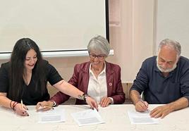 Imagen de la firma del pacto electoral entre Podemos, Sí se Puede e Izquierda Unida.
