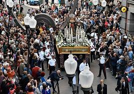 La procesión Los Dolores vibró este martes en el barrio capitalino de Triana.