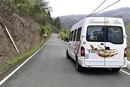 Foto de archivo de una guagua escolar en las medianías de Gran Canaria.