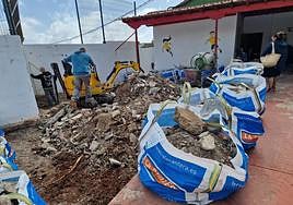 Imagen de las obras en el patio del CEIP La Breña.