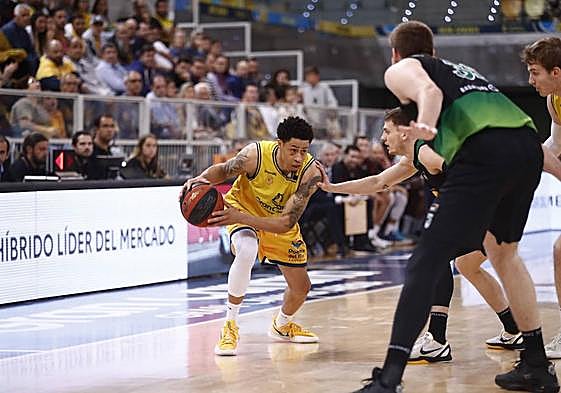 AJ Slaughter busca la mejor opción ante el Joventut.