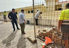 El alcalde Pedro Armas y el concejal de Empleo, Rodrigo Berdullas, en una obra.