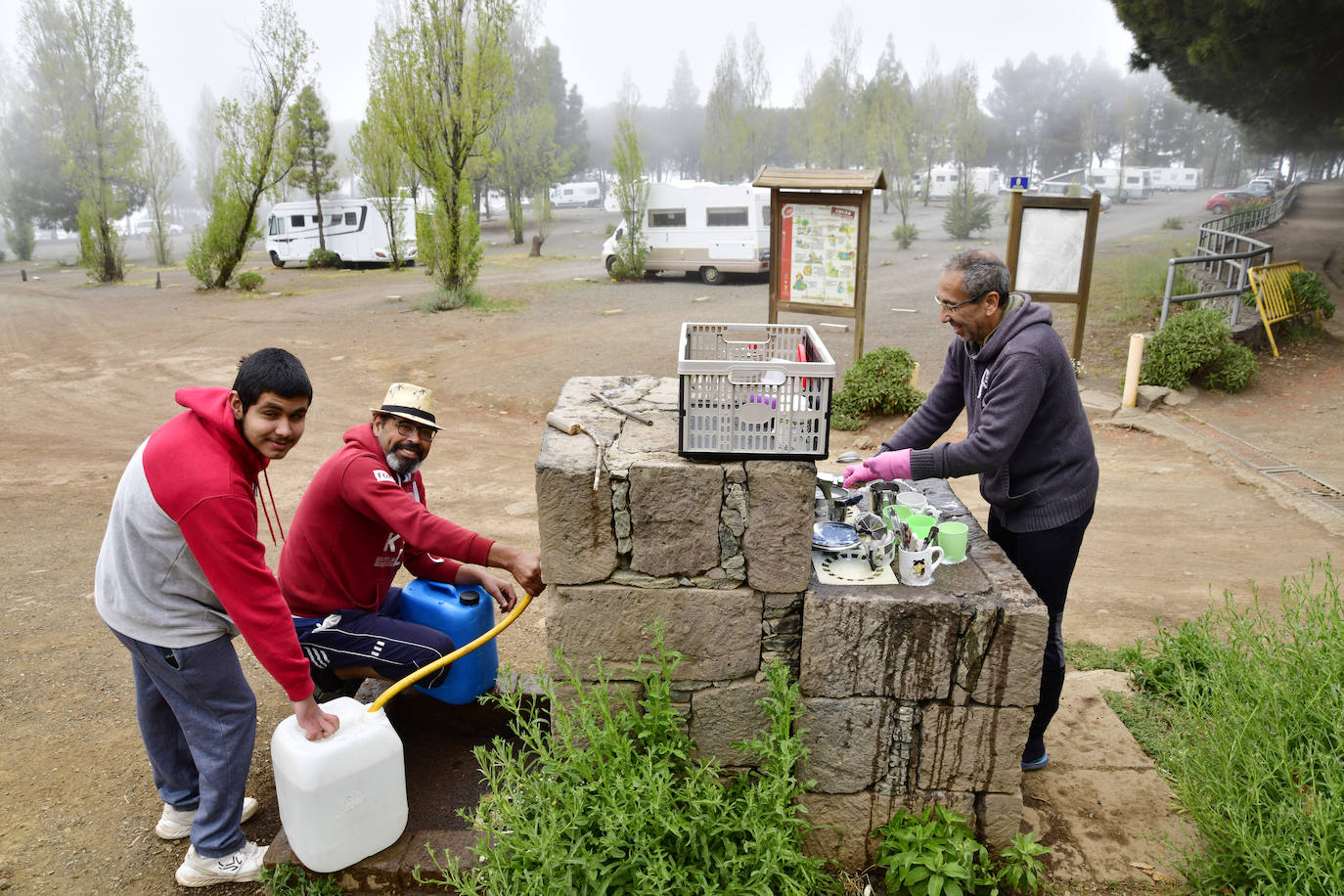 Las familias disfrutan de unas vacaciones diferentes acampando en la cumbre