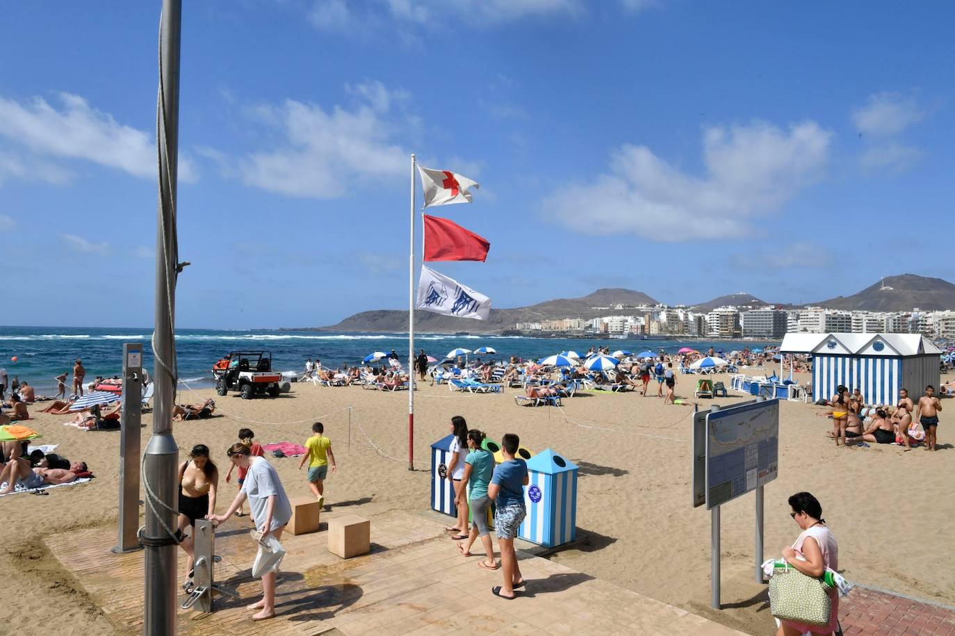 Las Canteras, abarrotada pese a la bandera roja por aguavivas