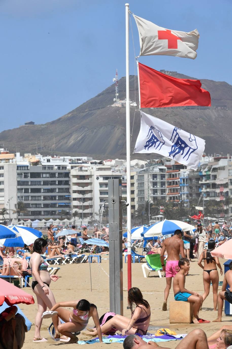 Las Canteras, abarrotada pese a la bandera roja por aguavivas