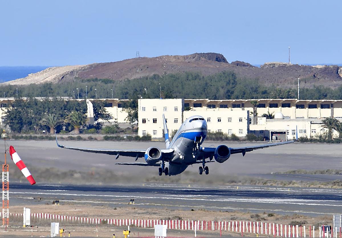 Imagen de archivo del despegue de un avión en el Aeropuerto de Gran Canaria.