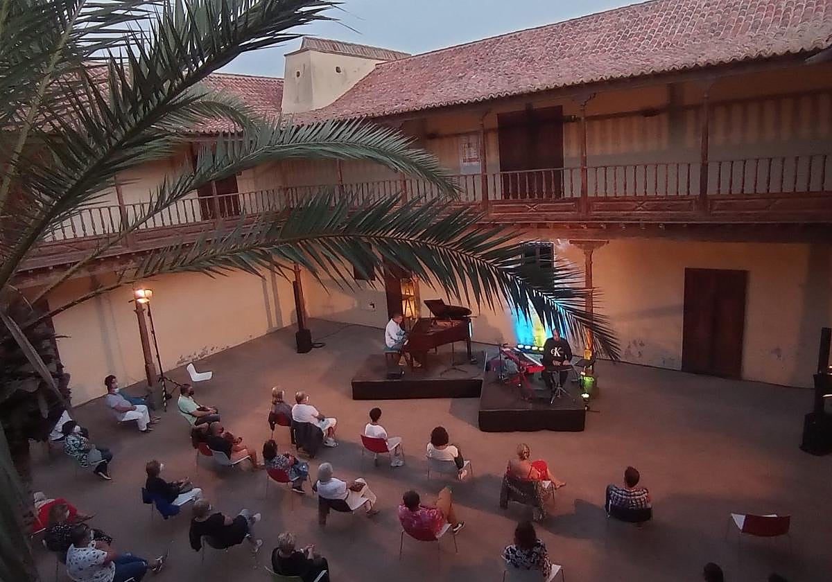 Concierto de piano en el patio de la Casa de los Coroneles.