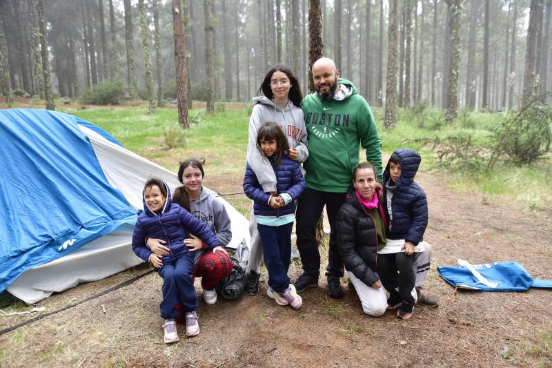 Imagen principal - Las familias, en los cámpines de la cumbre grancanaria.