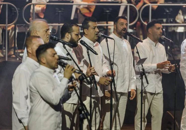 Miembros de Los Gofiones cantan en su último concierto en el Alfredo Kraus.