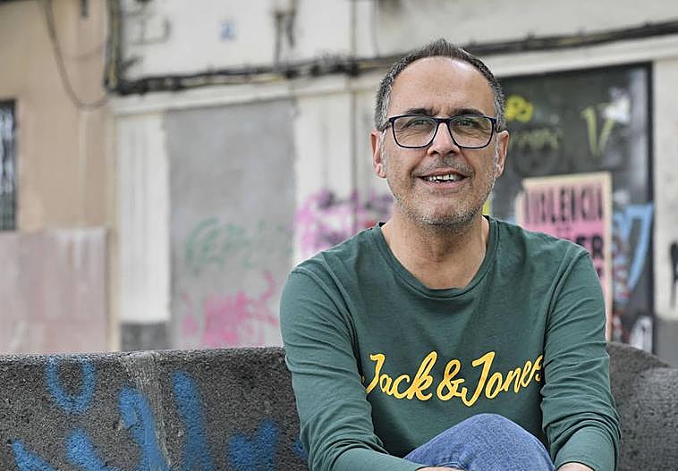 El escritor José Luis Correa, antes de la entrevista.