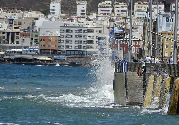 Una de las mareas del Pino en la playa de Las Canteras.