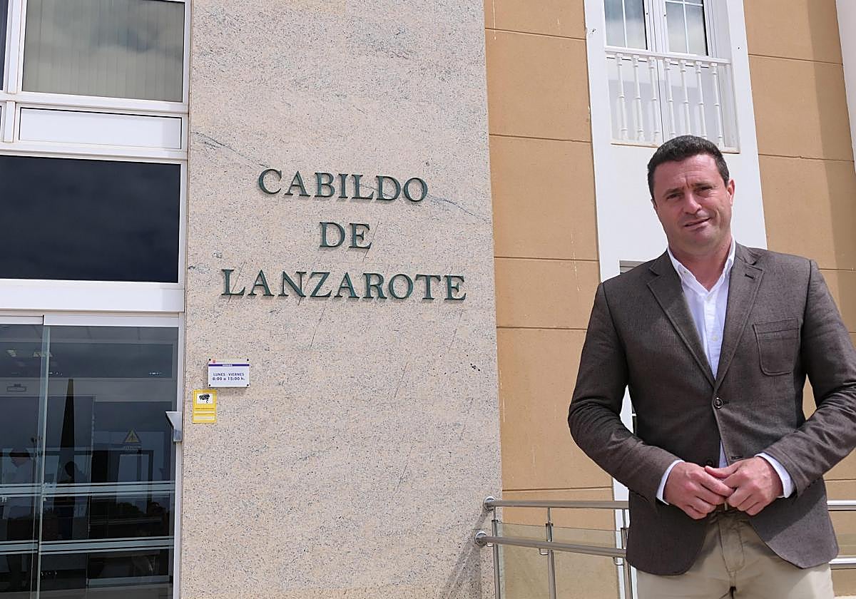 Óscar Noda, ante la puerta principal del edificio del Cabildo de Lanzarote.