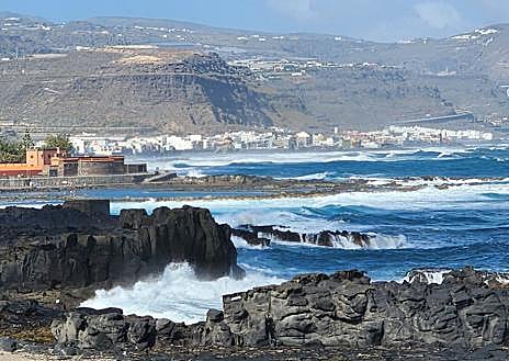 Imagen secundaria 1 - Las olas impiden el baño el Jueves Santo