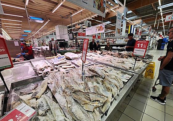 Una pescadería en la mañana de este jueves.
