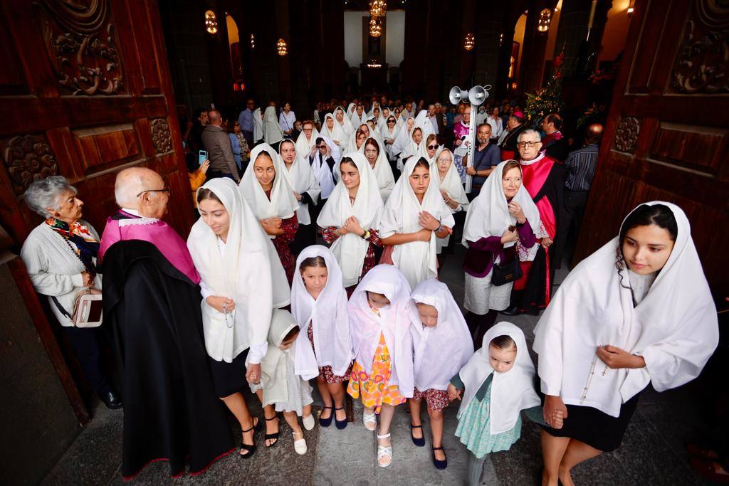 Vegueta se tiñe de blanco con la procesión de Las Mantillas