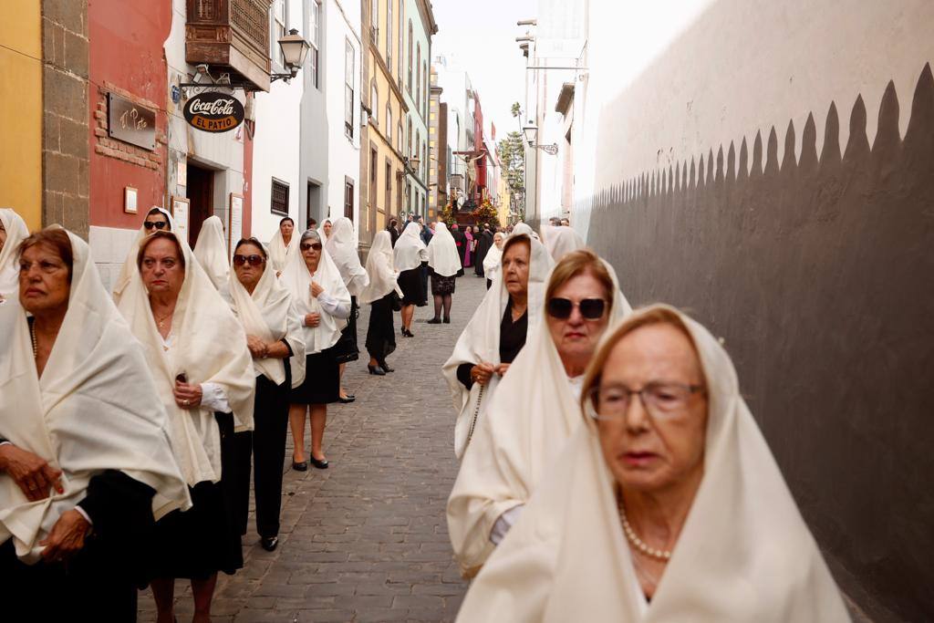 Vegueta se tiñe de blanco con la procesión de Las Mantillas