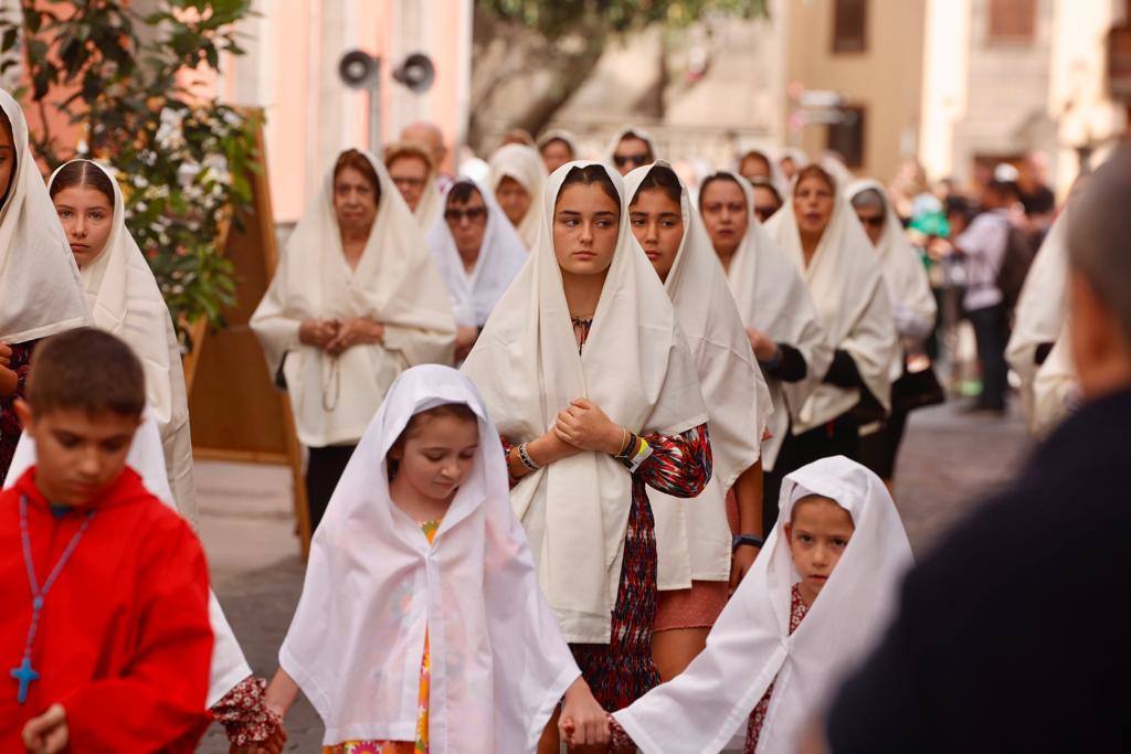 Vegueta se tiñe de blanco con la procesión de Las Mantillas