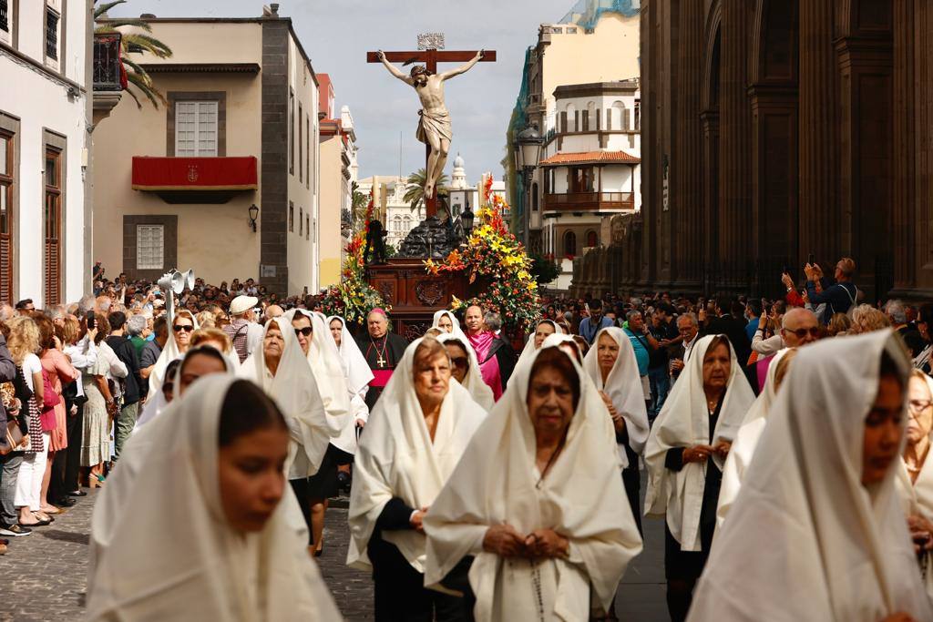Vegueta se tiñe de blanco con la procesión de Las Mantillas