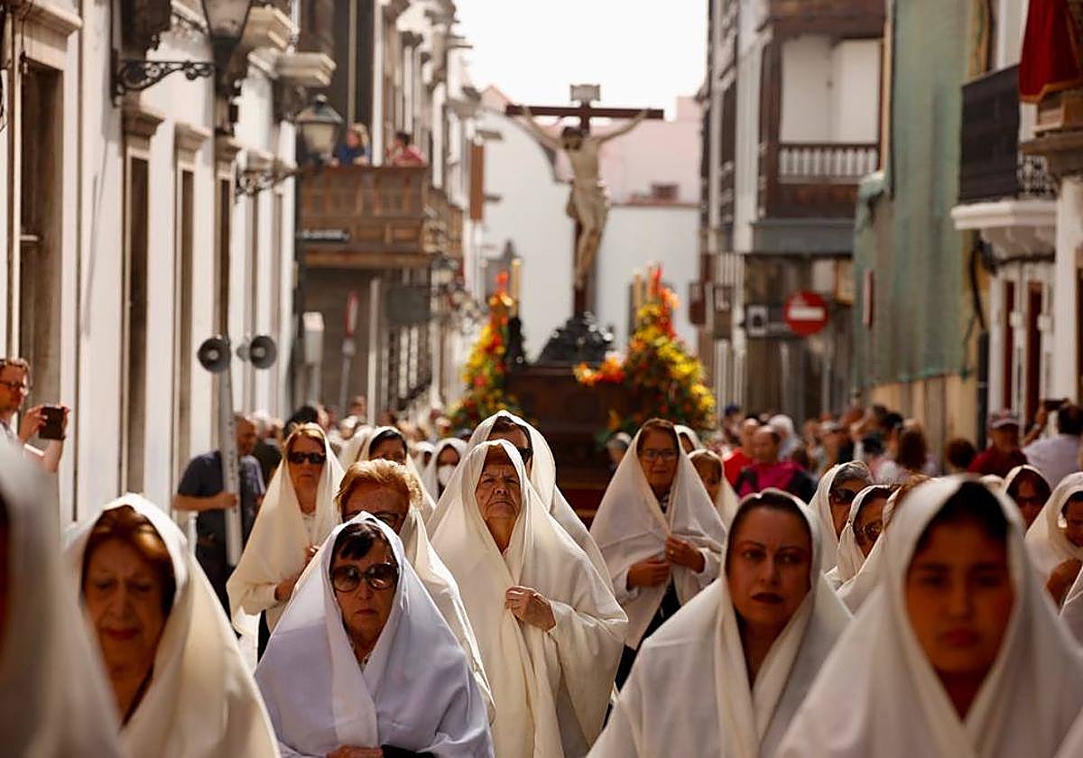 Vegueta se tiñe de blanco con la procesión de Las Mantillas