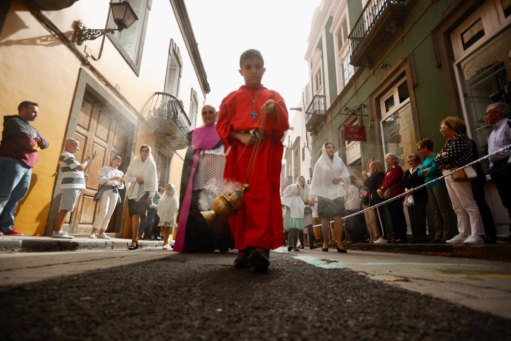 Vegueta se tiñe de blanco con la procesión de Las Mantillas