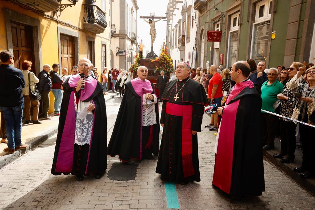 Vegueta se tiñe de blanco con la procesión de Las Mantillas