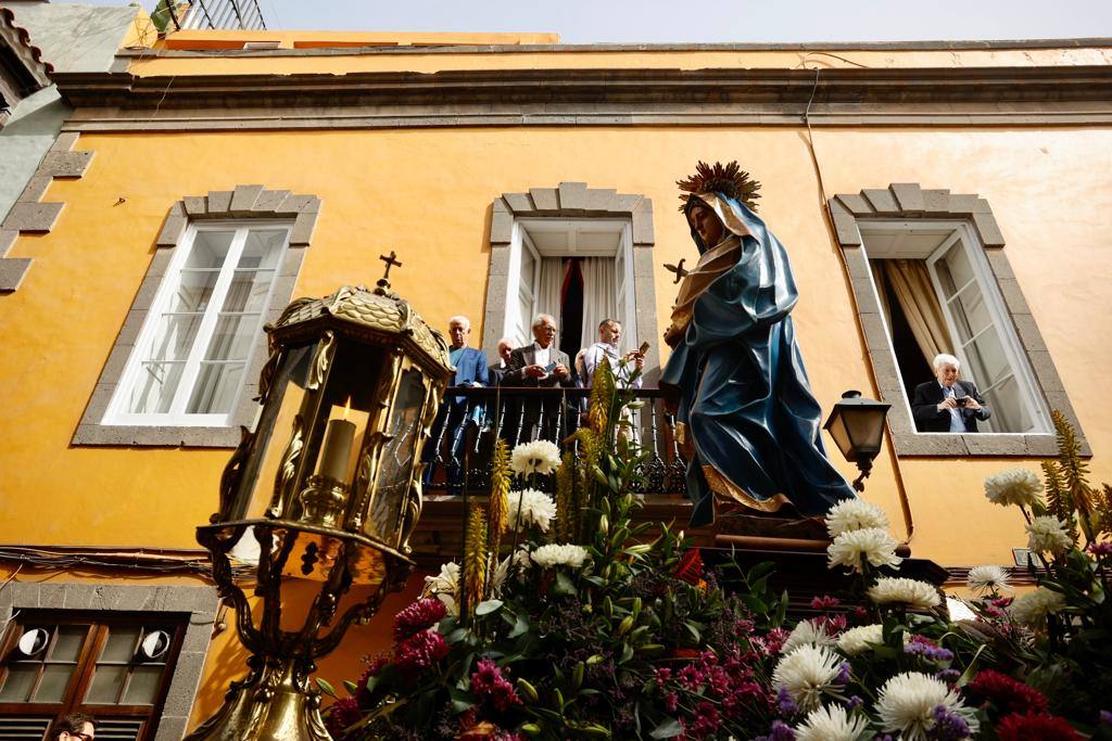 Vegueta se tiñe de blanco con la procesión de Las Mantillas