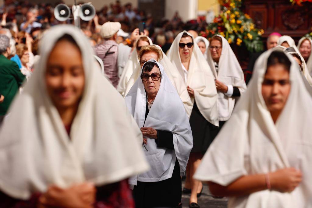 Vegueta se tiñe de blanco con la procesión de Las Mantillas