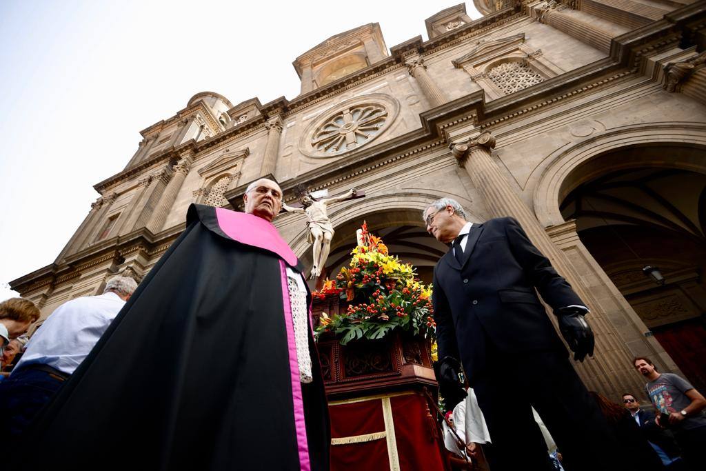 Vegueta se tiñe de blanco con la procesión de Las Mantillas