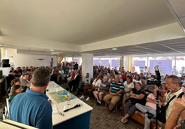 La asamblea, en el interior del local.