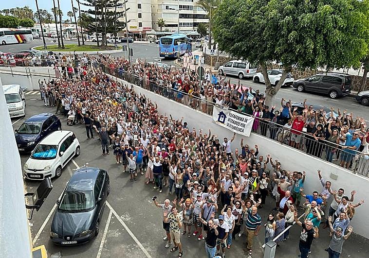 La plataforma se vio desbordada de asistentes. En la imagen, los que siguieron la asamblea desde la calle.