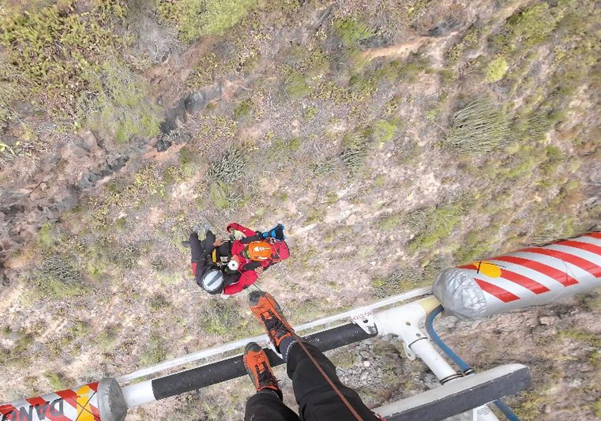 Rescatada una parapentista por un helicóptero del GES