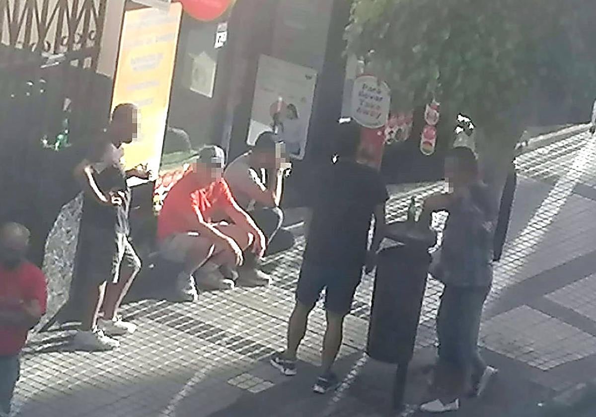 Los residentes afectados aseguran que los clientes del negocio beben en la calle.