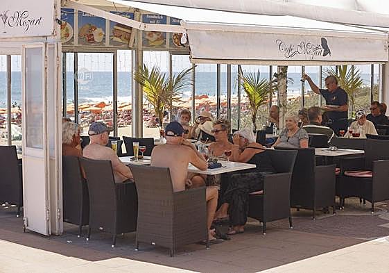 Turistas en una terraza en el sur de Gran Canaria durante la Semana Santa..