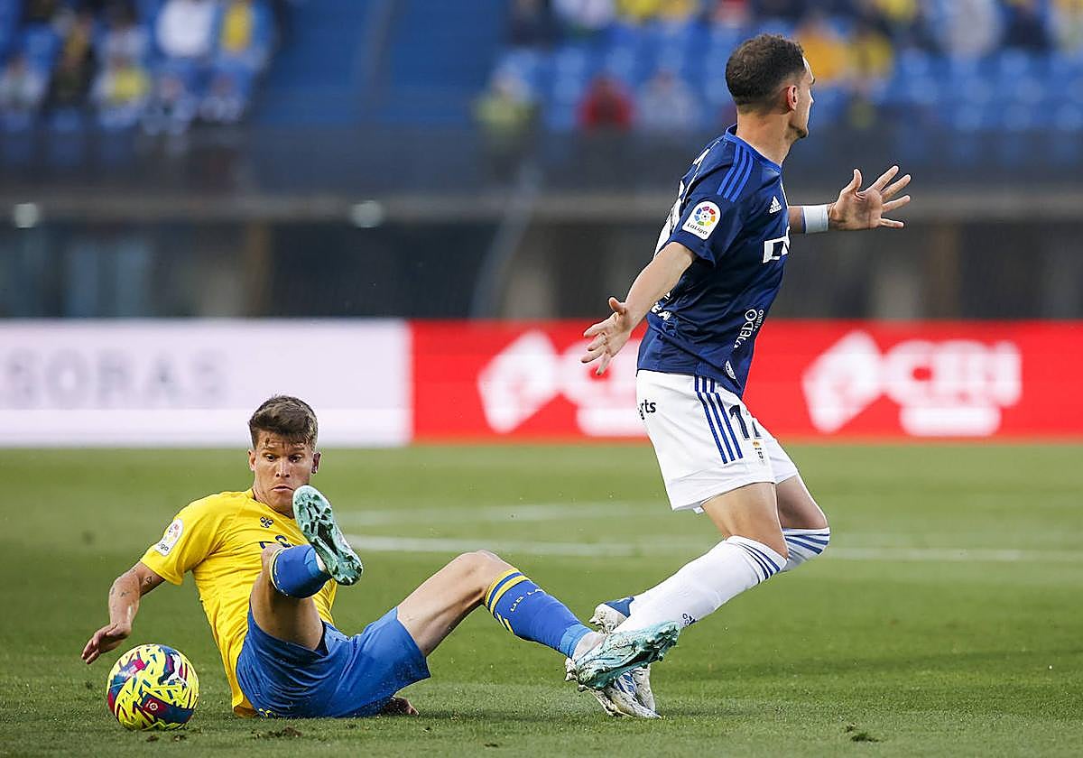 Marc Cardona, por los suelos en el encuentro ante el Oviedo.
