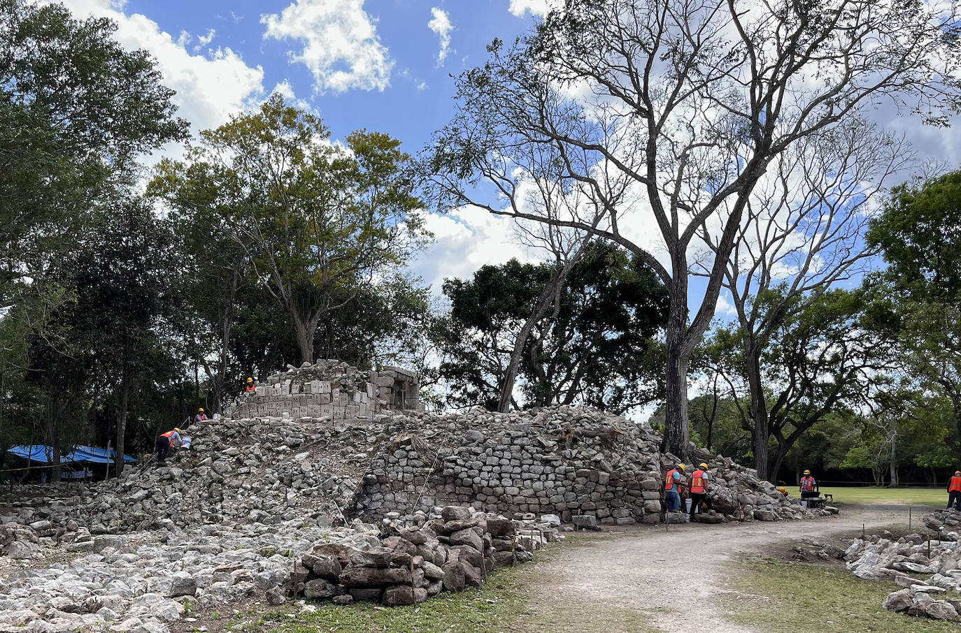 Fotografía de una zona arqueológica de Chichén Itzá donde se realizó el hallazgo de un disco con jeroglíficos mayas, en la ciudad de Mérida (México). Investigadores del Instituto Nacional de Antropología e Historia (INAH) localizaron un elemento con inscripción jeroglífica maya en la zona arqueológica de Chichén Itzá, en el sur de México, a más de 100 años del último hallazgo. 