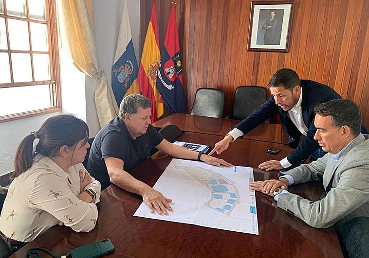 Imagen de la reunión. De izquierda a derecha, Desireé Alemán, Francisco González, Héctor Suárez y José Antonio Newport.