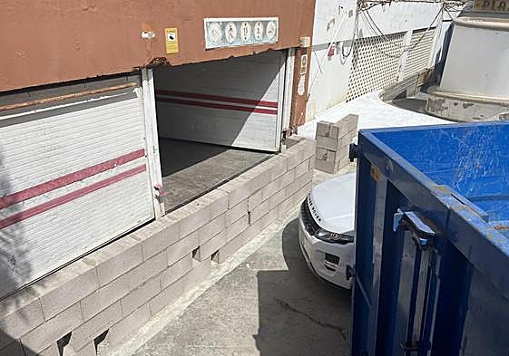 Vista del acceso al aparcamiento subterráneo del centro comercial Plaza, ahora bloqueado por un muro.