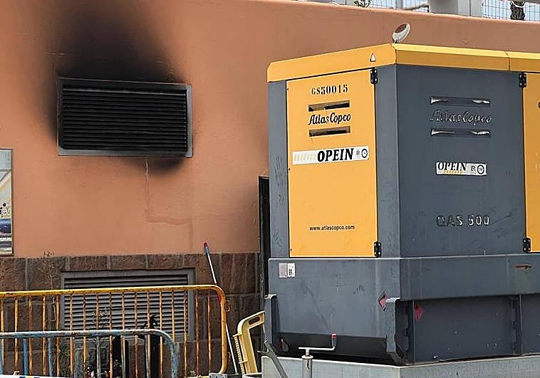 Imagen del transformador que se prendió fuego anoche, lo que obligó a intervenir a los bomberos.