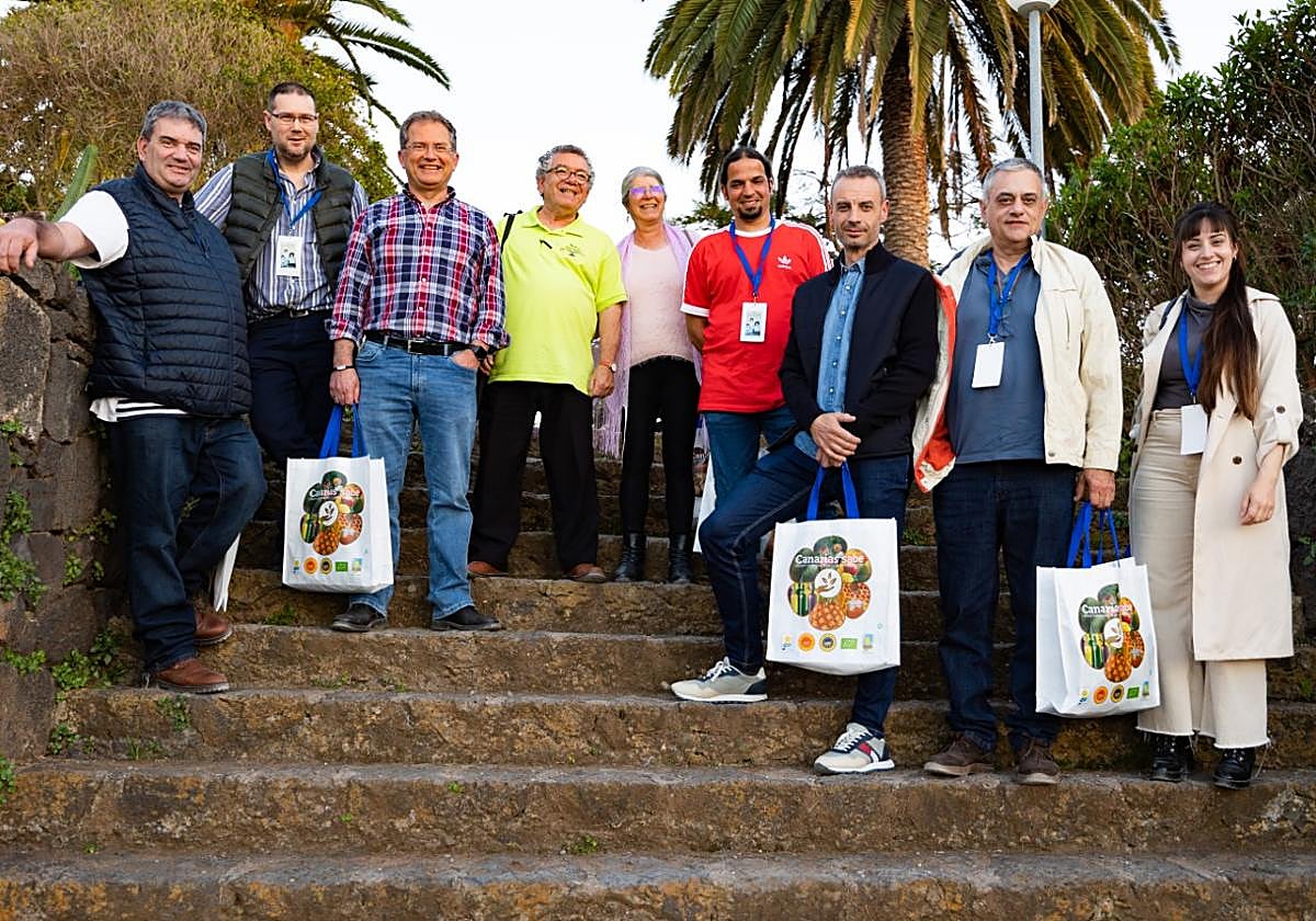 Sidreros de Valleseco y el teniente de alcalde del municipio, en un encuentro de productores.