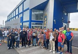 Los trabajadores se concentraron a las puertas de las cocheras, en compañía de la edila Carmen Guerra.