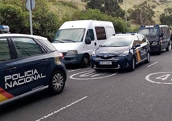 Imagen de presencia policial fuera del inmueble el día que se produjeron los hechos.