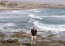 Javier Cabrera Cabrera, en los riscos cercanos al muellito de Playa Blanca.