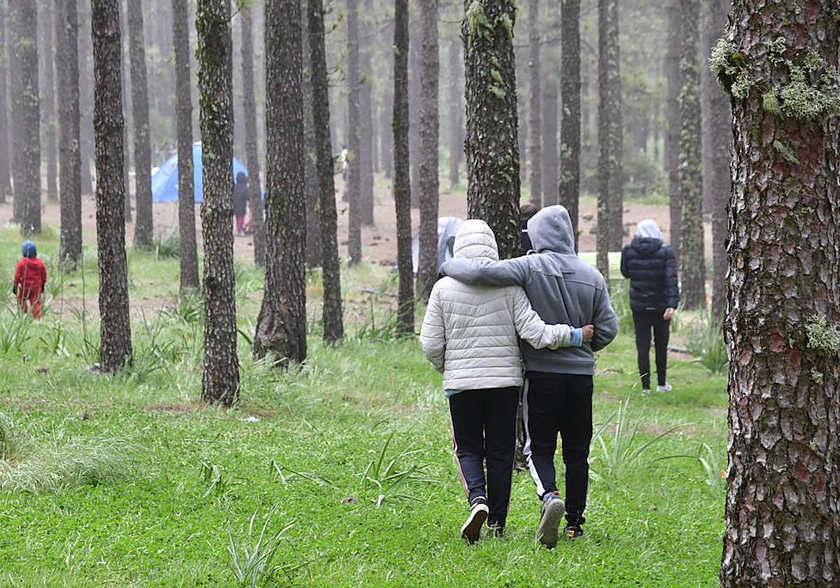 Imagen de archivo de dos personas en la cumbre de grancanaria.