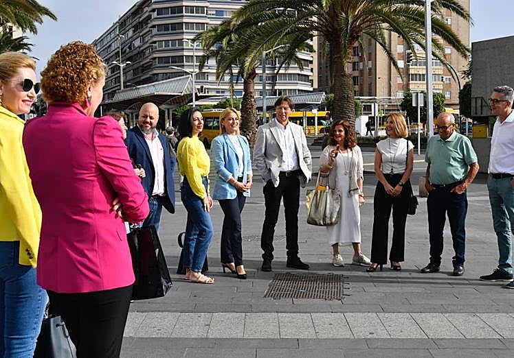 Integrantes de la lista de UxGC al Cabildo en el entorno del Teatro Pérez Galdós.