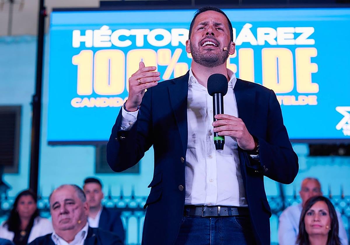 Héctor Suárez junto a Juan Martel, a su izquierda, y Pilar Mesa, a la derecha.