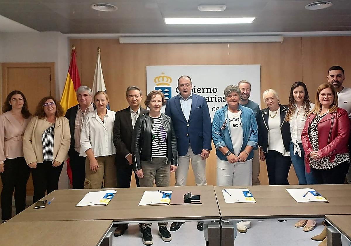 El consejero de Sanidad, Blas Trujillo (centro), con los representantes sindicales de los trabajadores del ICHH de Gran Canaria y Tenerife.