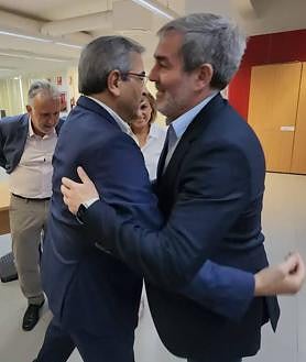 Imagen secundaria 2 - Imagen de la sesión de fotos en Canarias7. Detalle de las zapatillas de Clavijo con la bandera canaria. 